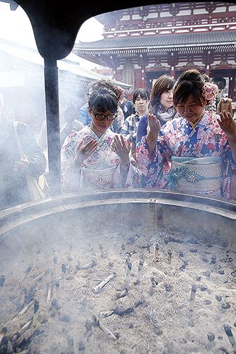 khói từ lư hương để cầu xin may mắn khói từ lư hương để cầu xin may mắn